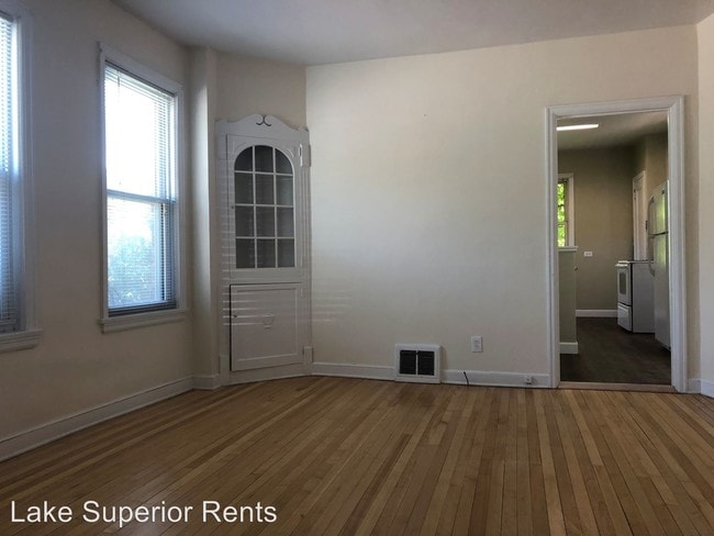 Building Photo - 3 br, 1.5 bath Room For Rent - 1132 E 3rd St