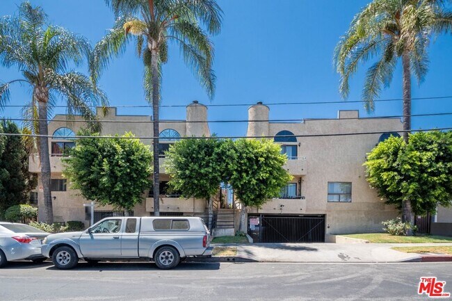 Foto del edificio - 8331 Cedros Ave