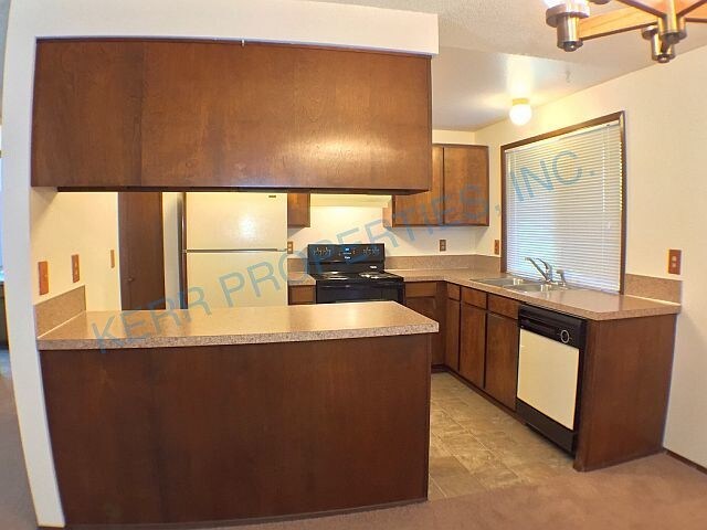 Foto del edificio - 3 Bd / 2 Bth - Att. Garage - Pet Friendly!!