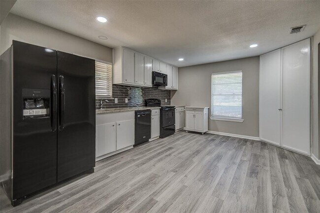 Building Photo - 5 Ellis Cir