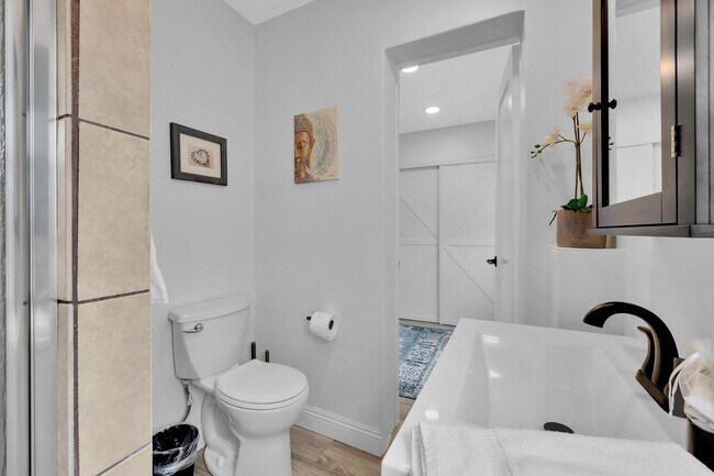 Foto del edificio - Furnished & Remodeled 1BR Guest House w/ Private Entry – Walk to Beach, Crown Point