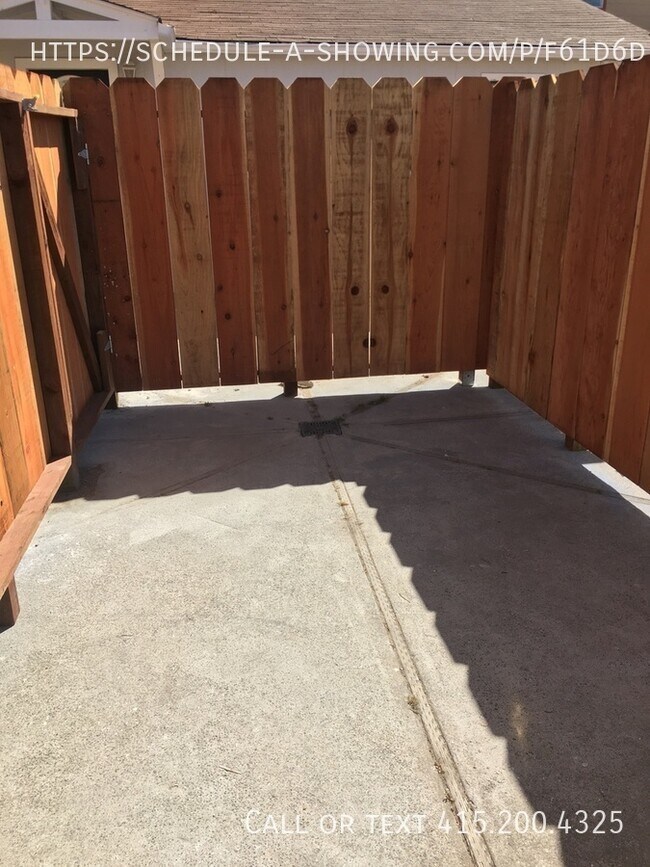 Building Photo - Studio Apartment With Private Fenced Area
