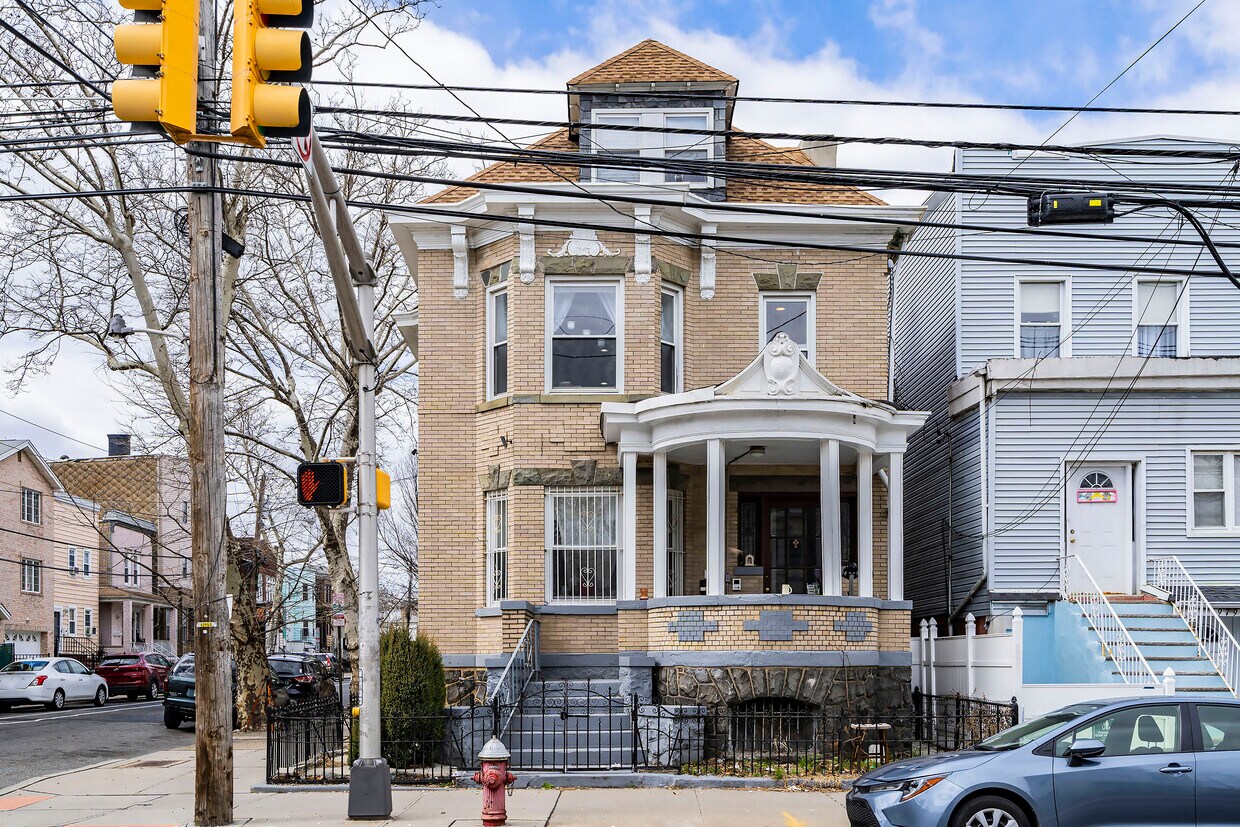 Primary Photo - 977 Summit Ave
