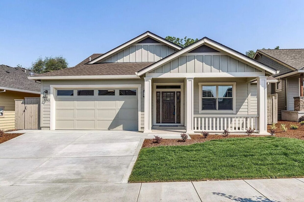 Foto principal - Newer three bed, 2 bath Craftsman Style ho...