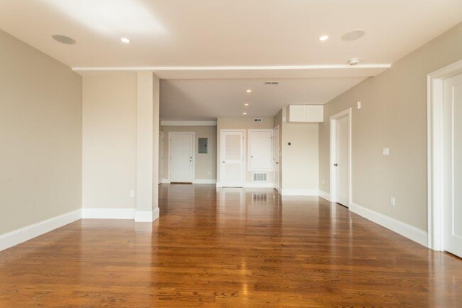 Building Photo - 339 D St