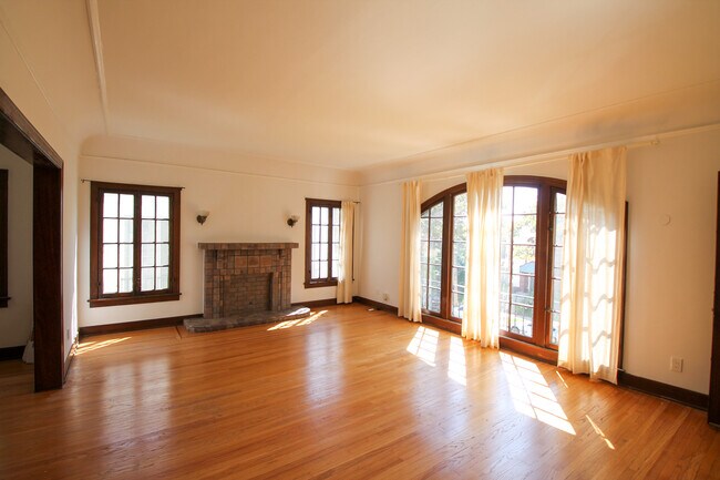 Foto del edificio - 166 N Sycamore Ave