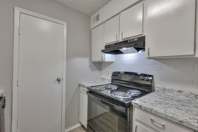 Horno - z-080625-Solana Apartments