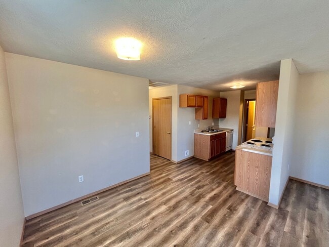 Building Photo - 2 bedroom 2 bath duplex in Clever!