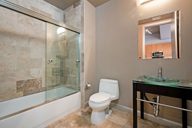 Foto del edificio - Expansive East Village 1 Bedroom at M2I! 2...