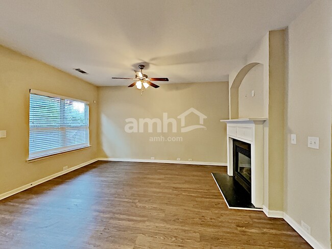 Foto del edificio - 303 Hidden Creek Ln