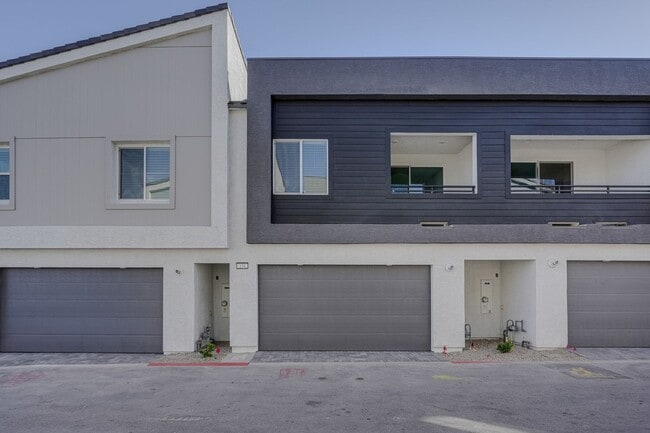 Building Photo - 3BEDROOM TOWNHOUSE IN WATER DISTRICT 89015