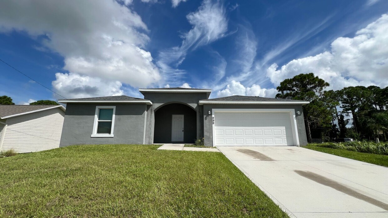 Primary Photo - Incredible 4 Bedroom, 2 Bathroom Home in P...