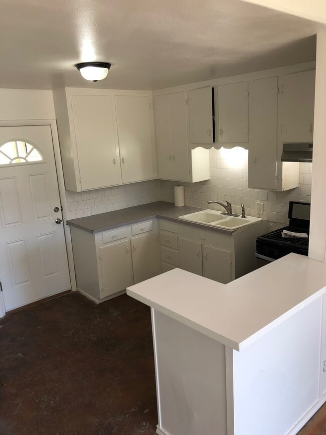 Kitchen - 5229 Curzon Ave