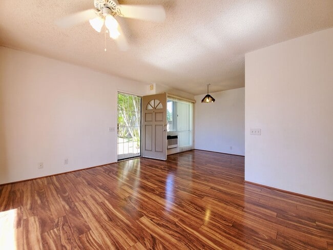 Building Photo - AVAILABLE NOW  | 2 BED, 2 BATH Townhome | ...