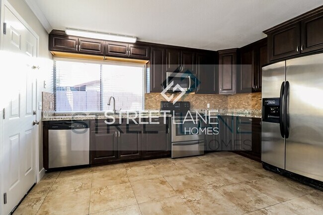 Building Photo - Spacious 6 bedroom POOL home in Glendale!