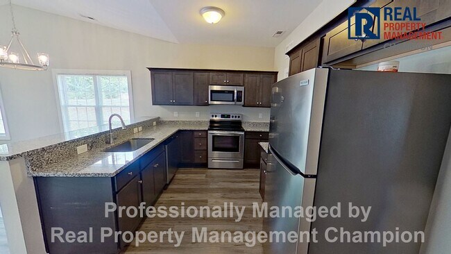 Foto del edificio - Charming 3 BD/2 BA with Open Floorplan and Attached Garage