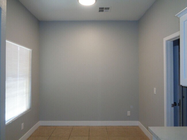 Building Photo - Nice 3 bedroom house in west valley-recent...