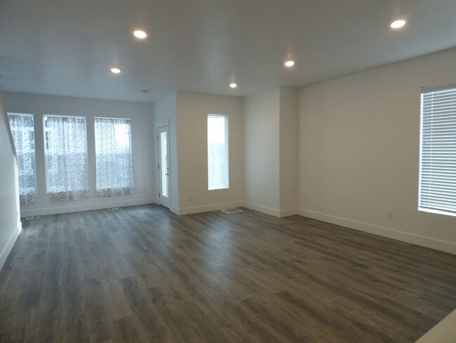 Foto del edificio - Great 3 Bd 2.5 Ba Townhome Rooftop Views