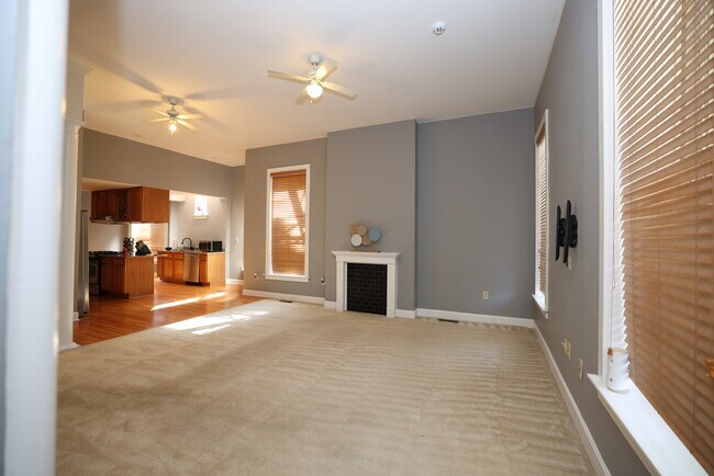 Sala de estar delantera - 852 Lincoln Ave