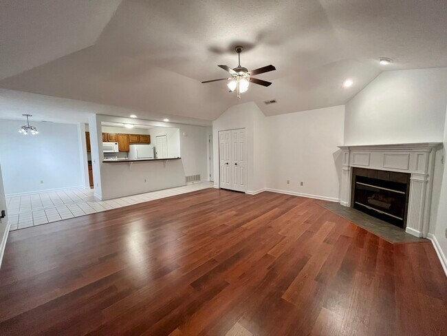 Living Room - 8647 Scenicview Dr.