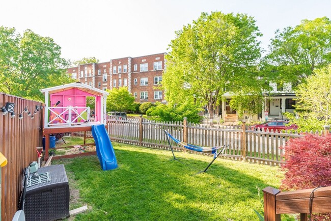 Building Photo - Unbeatable Family Home in the City w/ Park...