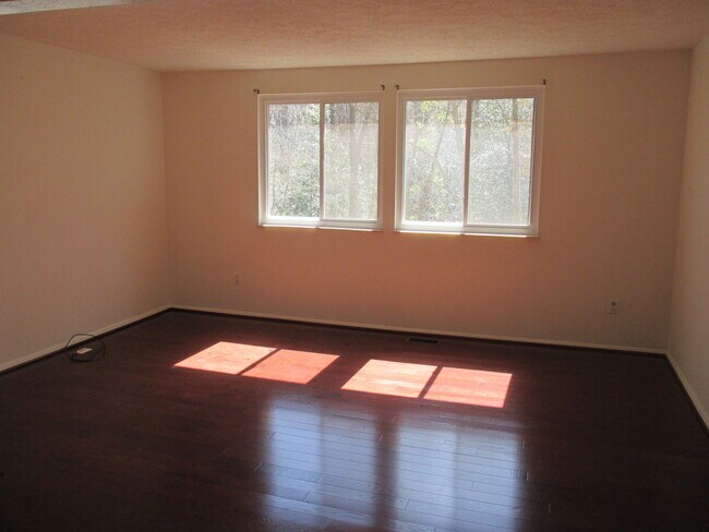 Foto del edificio - Fully Updated 2BR/1.5 BA Townhome in Pasad...