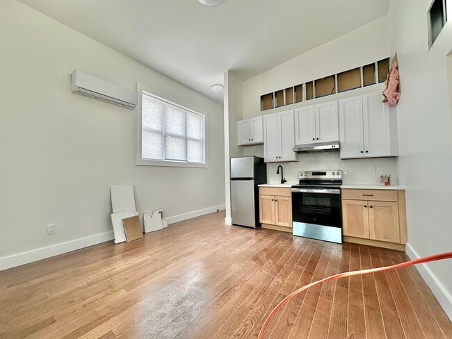 Building Photo - 402 Crown St