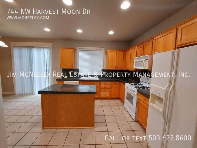 Building Photo - 744 NW Harvest Moon Dr