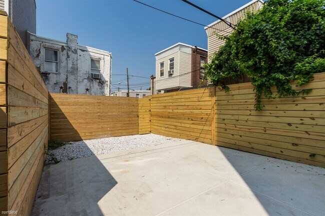 Foto del edificio - 3 br, 3 bath Triplex - 2308 E LEHIGH AVE U...