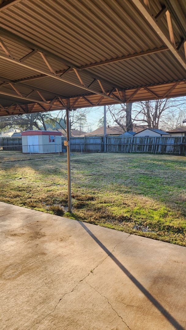 Foto del edificio - 3228 Sarah St