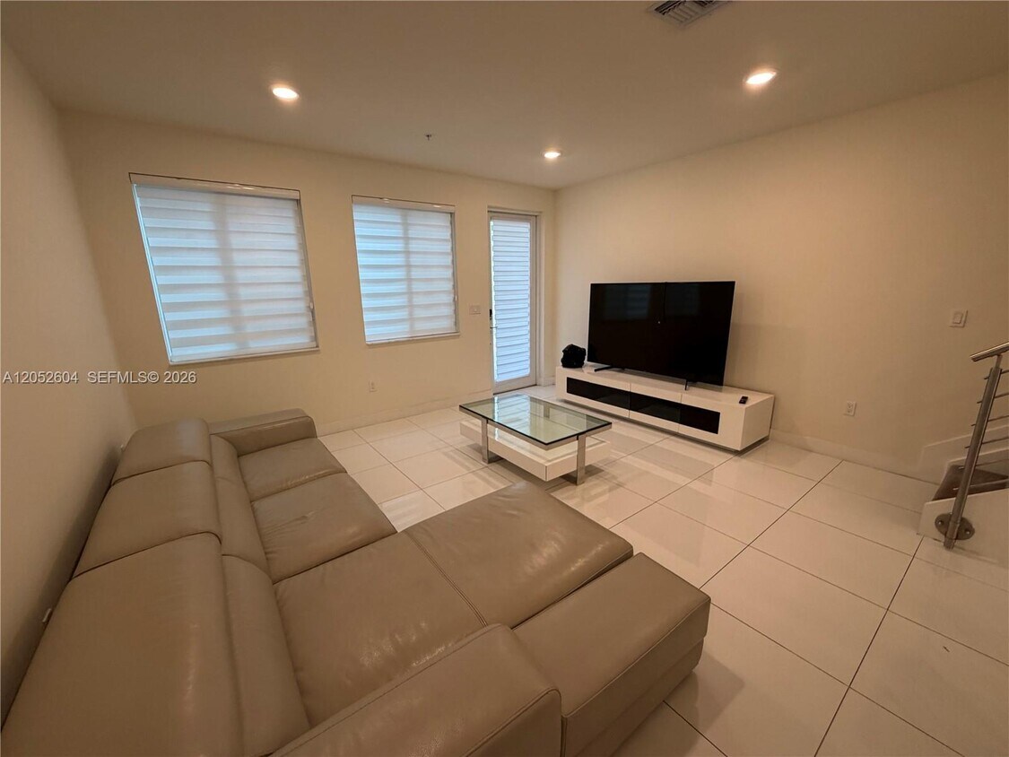 Foto del edificio - 6401 NW 103rd Pl
