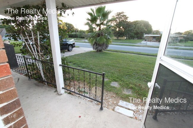 Foto del edificio - 5311 Kingswood Dr