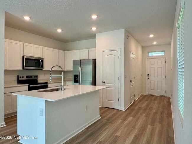 Foto del edificio - 5989 Ortega Lk Dr