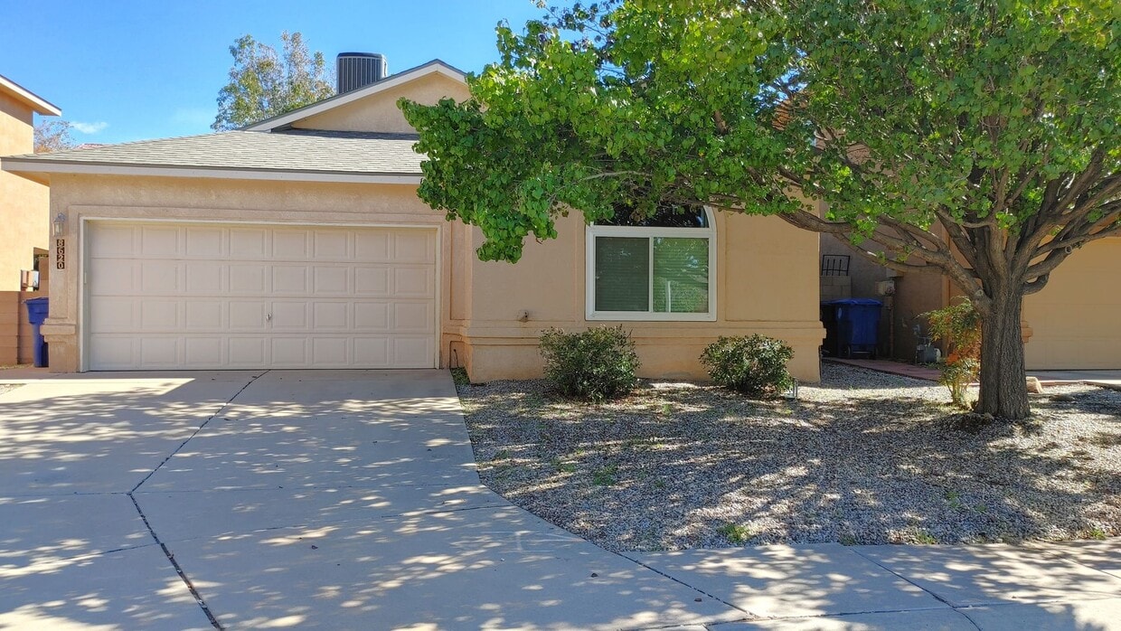 Foto principal - Spacious 3 Bedroom 2 Bathroom Home In The NE!