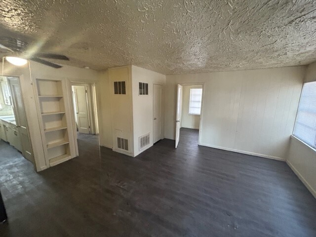 Foto del edificio - 2412 W Irving St