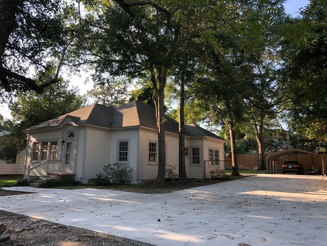 Building Photo - Beautiful 2 bedroom house