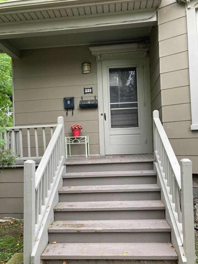 221 W Sibley St Unit 221 B downstairs, Howell, MI 48843 Apartments in Howell, MI