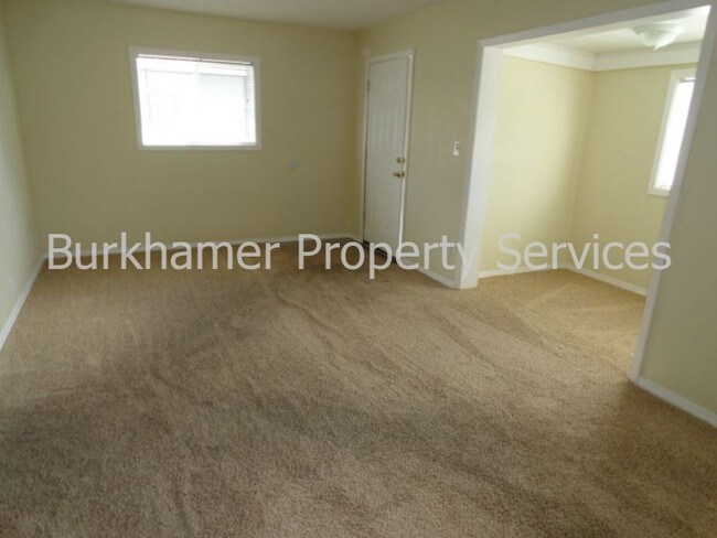 Building Photo - 916 Distler St