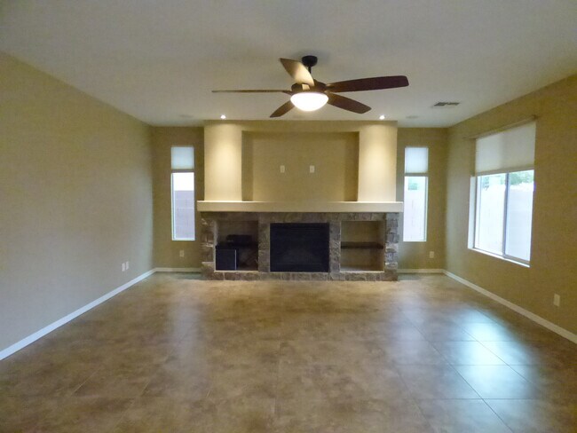 Foto del edificio - Upgraded kitchen and lots of sq ft in Verrado!