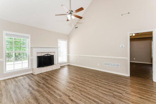 Building Photo - 201 Retour Cir