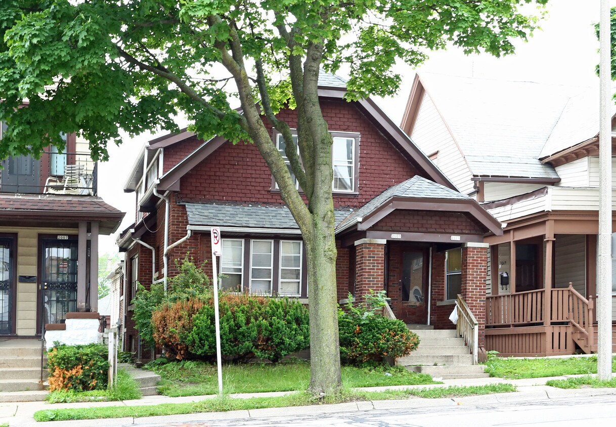 Primary Photo - 2009-2011 W Greenfield Ave