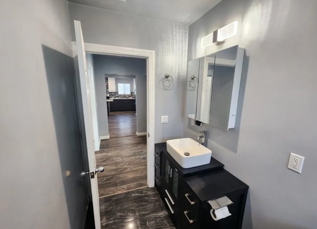 Foto del edificio - 15524 Tupper St