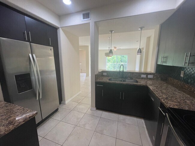 Foto del edificio - ANNUAL RENTAL - 3 BED/2 BATH-SECOND FLOOR END UNIT AT BELLA CASA!