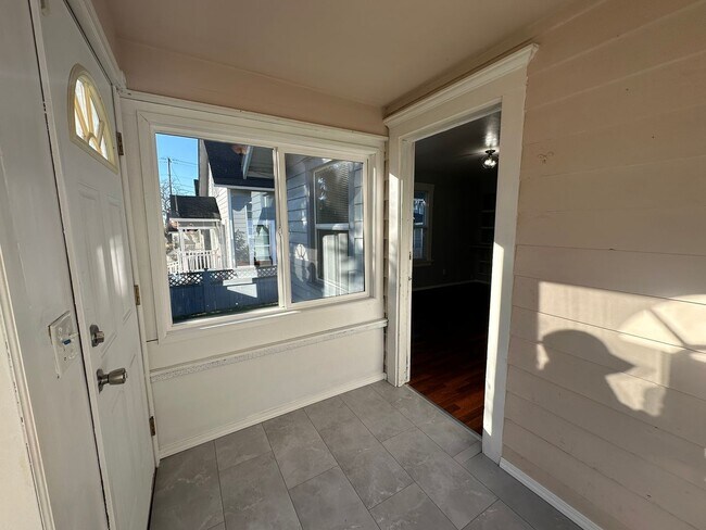 Building Photo - 2 bed/1 bath House in North Everett- Great...
