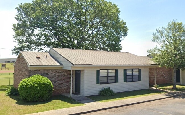 Building Photo - 491 College St