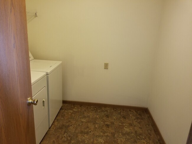 Building Photo - Beautiful 3 BD 2BA duplex with pond view a...