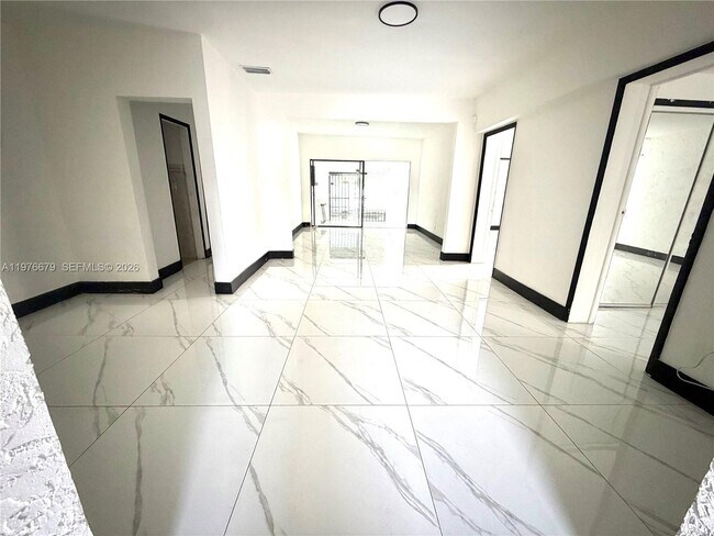 Foto del edificio - 18041 NW 3rd Ave