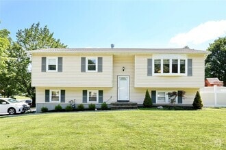 Building Photo - 22 Woodridge Dr