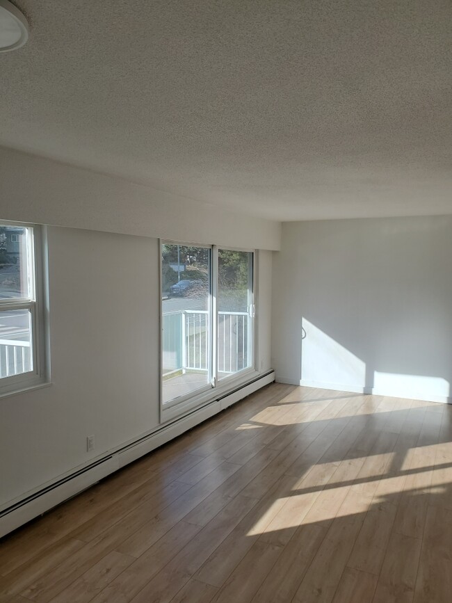Building Photo - 1480-1480 Boundary Crescent