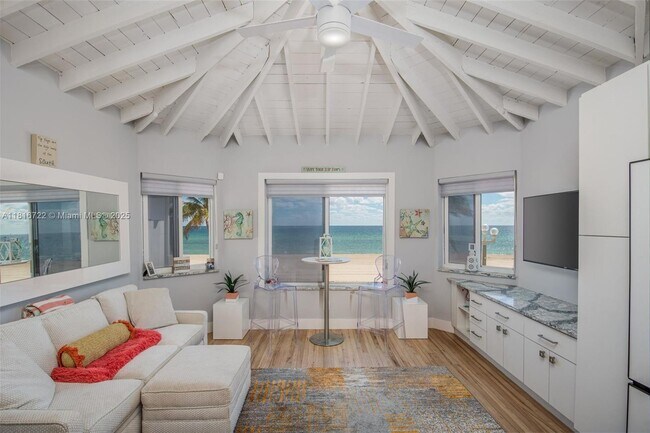 Foto del edificio - 3400 N Surf Rd